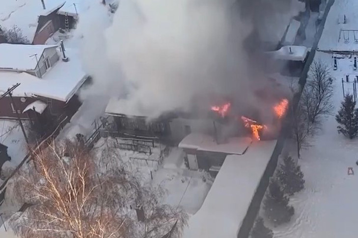 Женщину вынесли из горящего дома на улице Кирова в Новосибирске