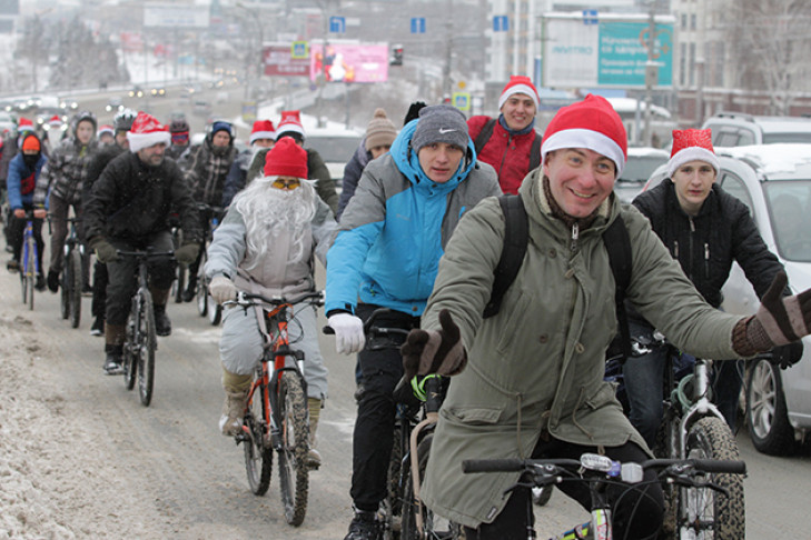 Деды Морозы на велосипедах заставили новосибирцев улыбаться