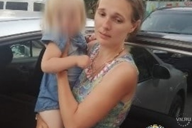 Ребенка освободили спасатели из заблокированного автомобиля в Новосибирске