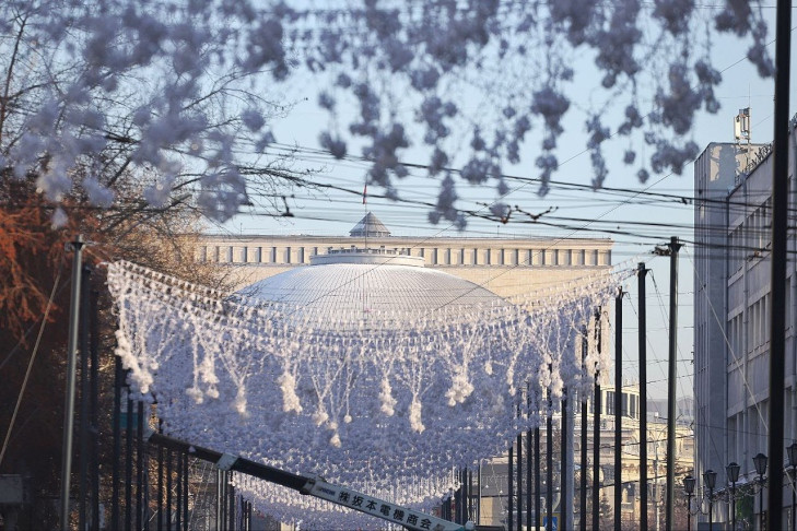 Огромными шарами и новогодними гирляндами украшают Новосибирск к 1 декабря-2022