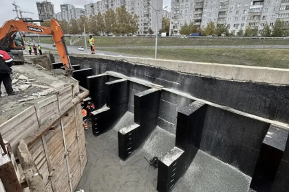 В Новосибирске начали засыпать котлован на улице Ипподромской
