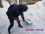 Волонтеры в Бердске освободили дом семьи участника СВО от снежного заноса