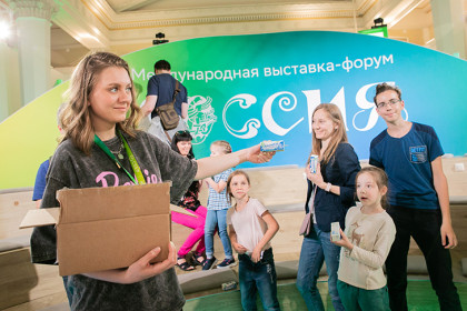 Россиян накормили сибирским мороженым в павильоне Сбера на ВДНХ