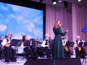 Волшебную музыку и цветы подарили женщинам Искитимского района