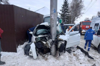 Водитель Лады врезался в столб и выжил в Заельцовском районе