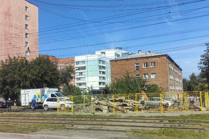 Фонтан из теплосети выбил стекла автомобилей на улице Блюхера в Новосибирске