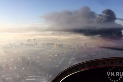 Огромный столб дыма над Новосибирском сфотографировали с самолета