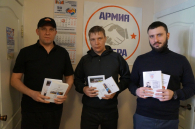 Участникам СВО из Бердска передали книги полковника танковых войск