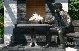 Памятник-беседку Ростиславу Шило открыли в Новосибирске