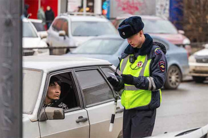 В Новосибирске инспектор ГИБДД поделил взятку на 66 частей