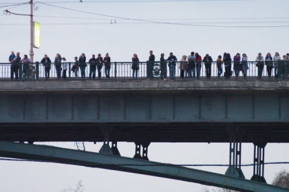 Спасатели подняли тело мужчины, упавшего с Октябрьского моста