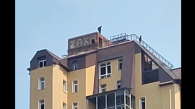 Школьники забрались на крышу долгостроя в Новосибирске