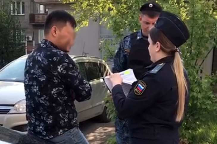 В Новосибирске пристав вызвала такси и арестовала Skoda Octavia у таджика