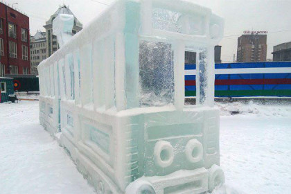 13-й трамвай изваяли изо льда в Снежном городке 