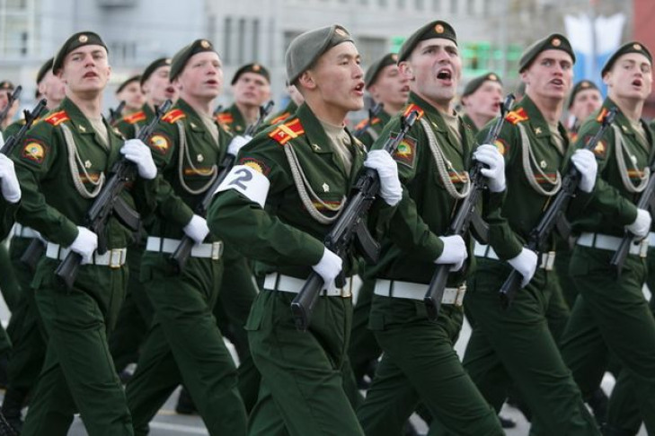 Сотни военных трижды прошли строем по площади Ленина 