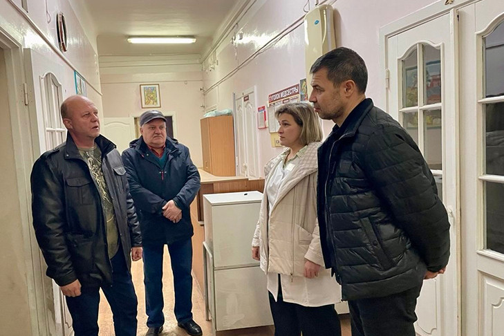 Министр обследует корпус детской больницы №1 после обрушения в Новосибирске