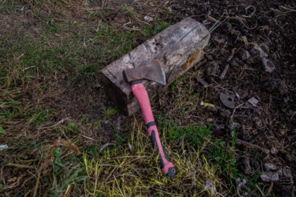 На соседа с топором жалуются жители дома по улице Связистов в Новосибирске