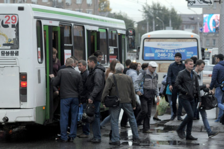 Водителей автобусов №29 в Новосибирске обязали принимать оплату по картам