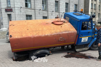 Поливомоечная машина провалилась в портал под окнами мэрии Новосибирска