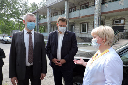 Губернатор Травников посетил госпиталь для COVID-19 в Искитимском районе