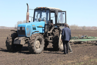 в Венгеровского округе восемь сельхозпредприятий приступили к прибивки влаги