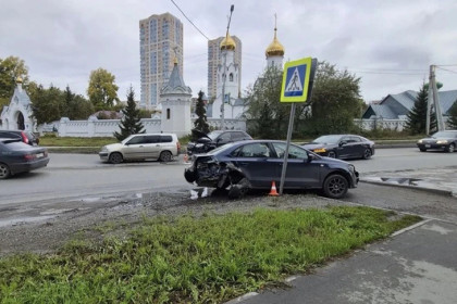 В Новосибирске мужчина умер за рулем автомобиля и устроил ДТП