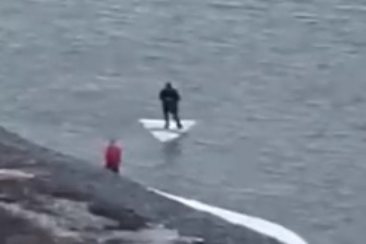 «Пусть мама услышит»: ребенок станцевал на льдине в Новосибирске