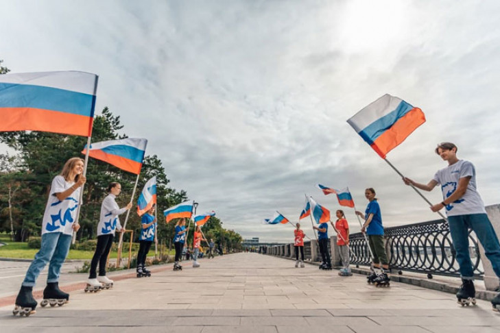 Флешмоб ко Дню Российского флага прошел в Новосибирске