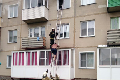 Хозяина горящей квартиры от гибели спасли пожарные
