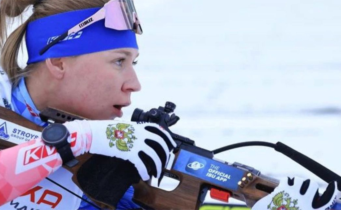 Внезапно попавшая на ОИ-2022 биатлонистка из Новосибирска завалила индивидуальную гонку