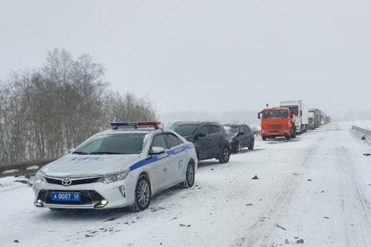 Смертельное ДТП заблокировало трассу Новосибирск-Кемерово