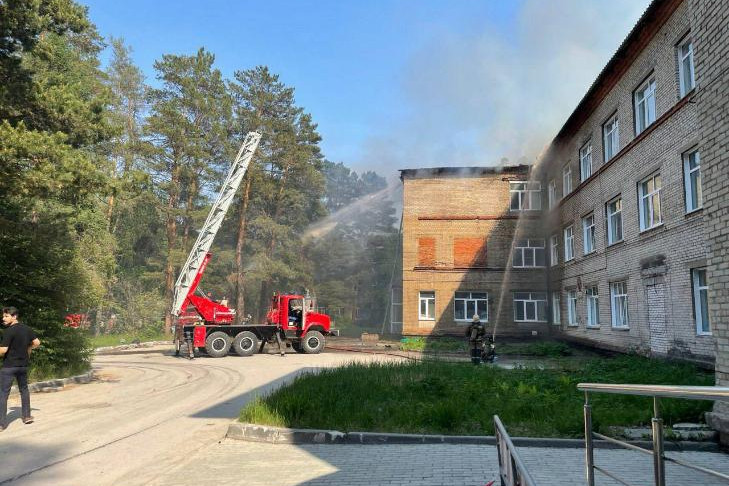 Губернатор Андрей Травников взял на контроль ситуацию с пожаром в больнице на Пирогова
