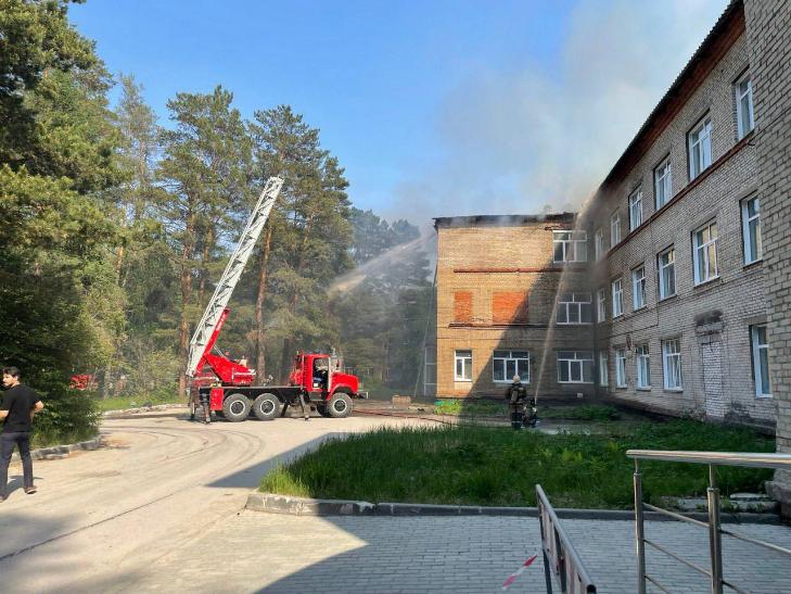 Губернатор Андрей Травников взял на контроль ситуацию с пожаром в больнице на Пирогова
