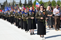 Тысячи новосибирцев почтили память героев войны на Монументе Славы в День Победы