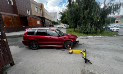 «Субару» против СИМ: 16-летнего сибиряка на электросамакате на тротуаре сбил автомобиль