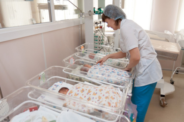 Пять женщин старше 50 лет стали мамами в Новосибирской области