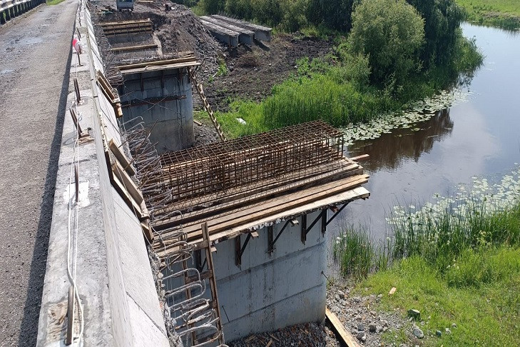 Дорожники закрыли на год мост через реку Ича под Новосибирском