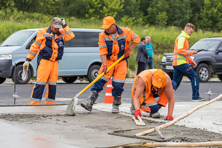 Удалось серьезно ускориться: темпы ремонта дорог в регионе оценил Андрей Травников
