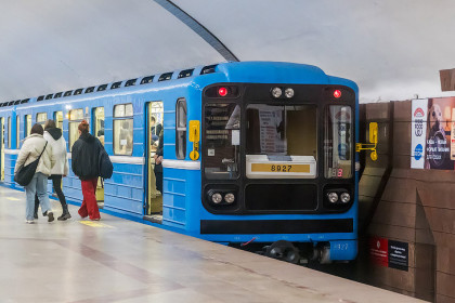 Школьники Новосибирска начали кататься даром в метро и автобусах с 31 декабря