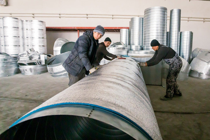 Упавшая труба едва не оставила без ног работника новосибирского завода