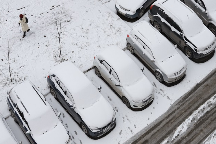 Десятки автомобилей попали в снежный плен на трассе под Новосибирском