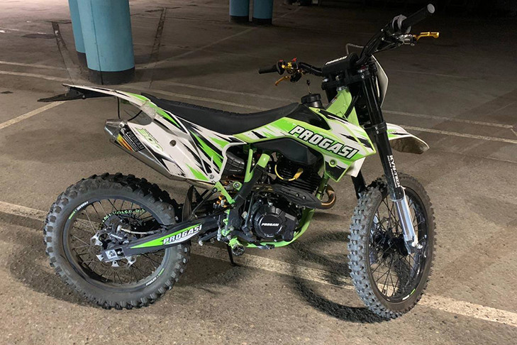 Девочка оказалась в больнице после ночного катания на питбайке в Новосибирске