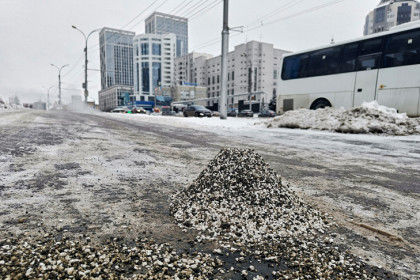 Держите руки свободными: МЧС научило новосибирцев падать на гололеде