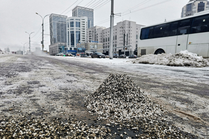 Держите руки свободными: МЧС научило новосибирцев падать на гололеде