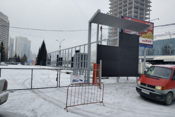 Территорию снесенного Дворца пионеров в Новосибирске обнесли забором