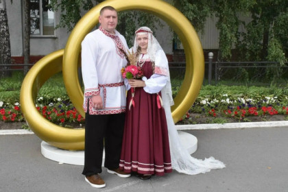 Новосибирцы удивили работников ЗАГСа сакральными старославянскими нарядами
