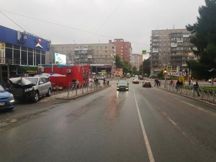 Пьяный водитель врезался в перила и сбил женщину-пешехода в Новосибирске