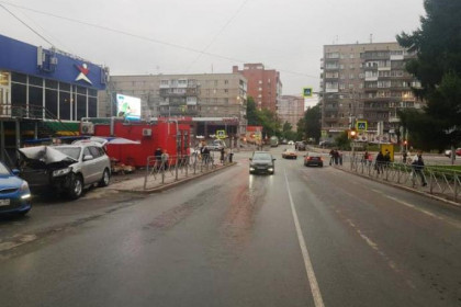 Пьяный водитель врезался в перила и сбил женщину-пешехода в Новосибирске