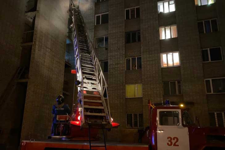 Семеро детей спасены на пожаре в девятиэтажке Искитима