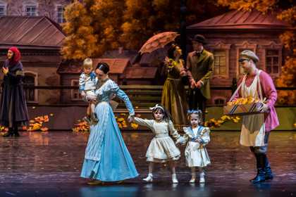 Дети, цыгане, балы и похороны – легендарный балет «Анюта» показали на сцене НОВАТа
